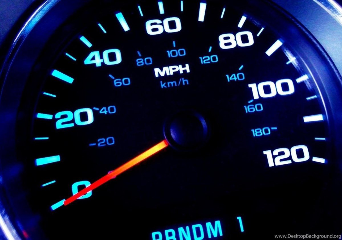 Спидометр автомобиля на скорости