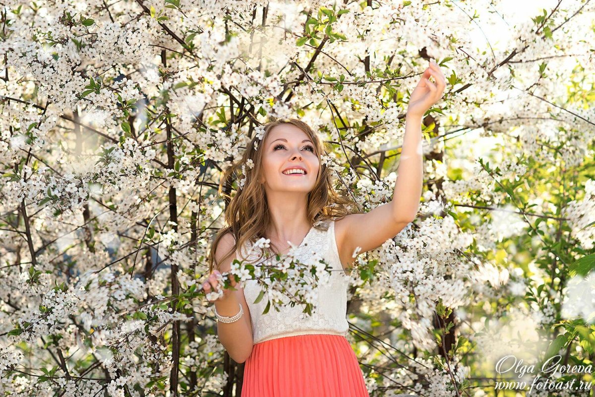 Девушка в яблоневом саду