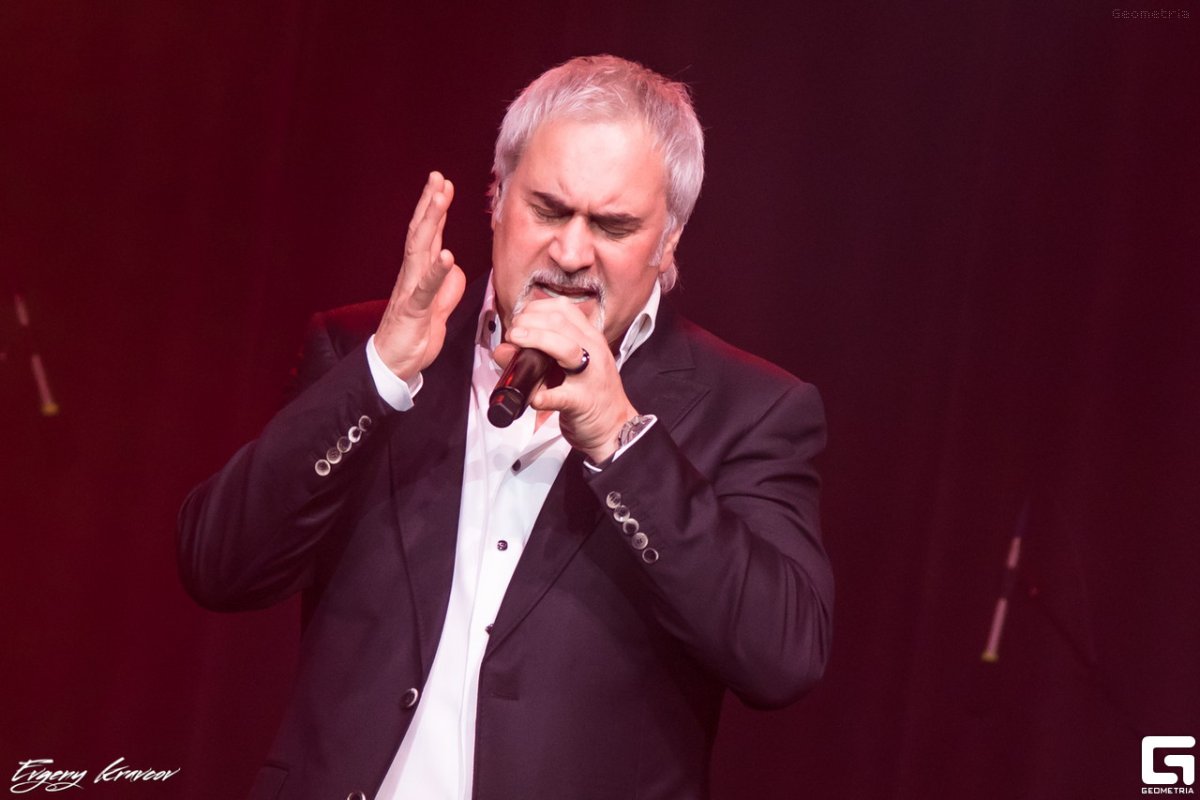 Валерий Меладзе поет