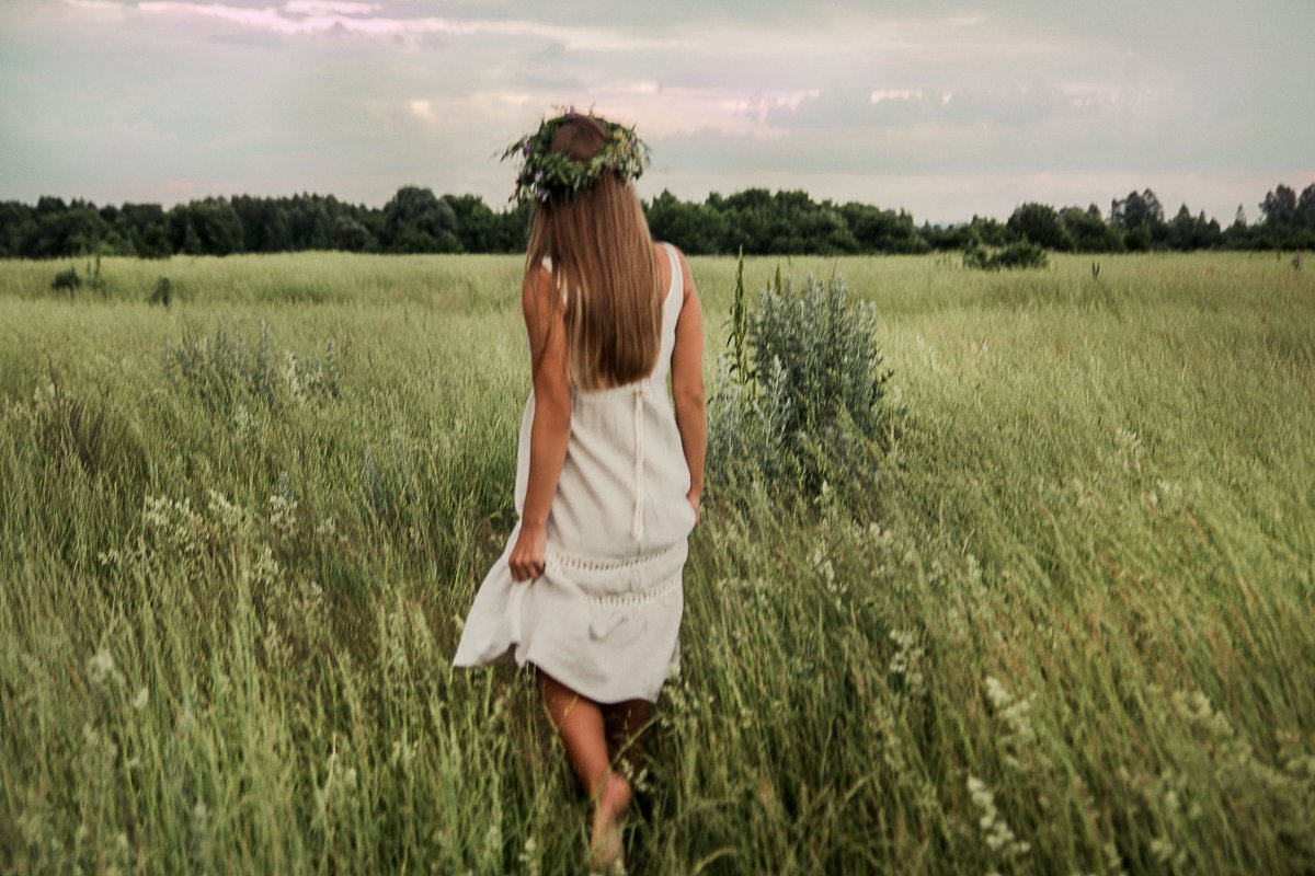 Девушка в поле с цветами