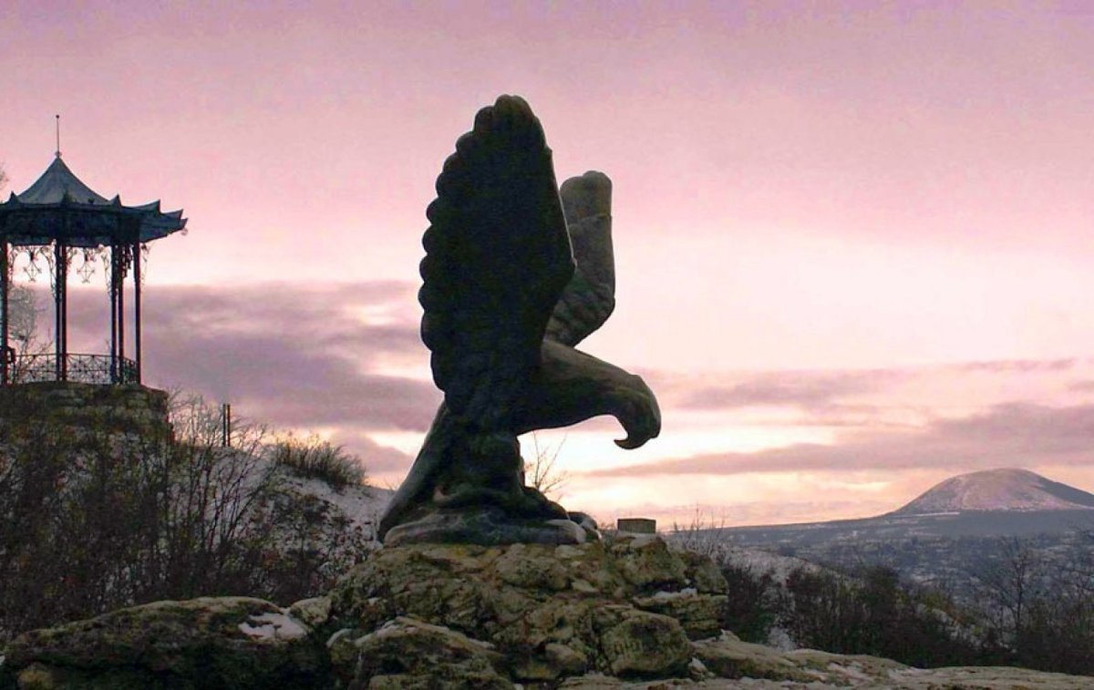 Храм Пятигорск в цветнике