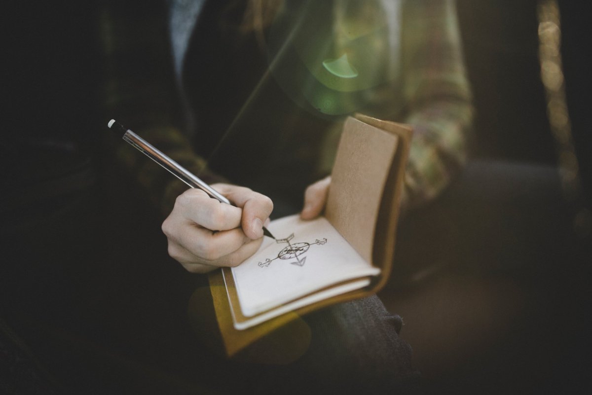 Девушка сочиняет