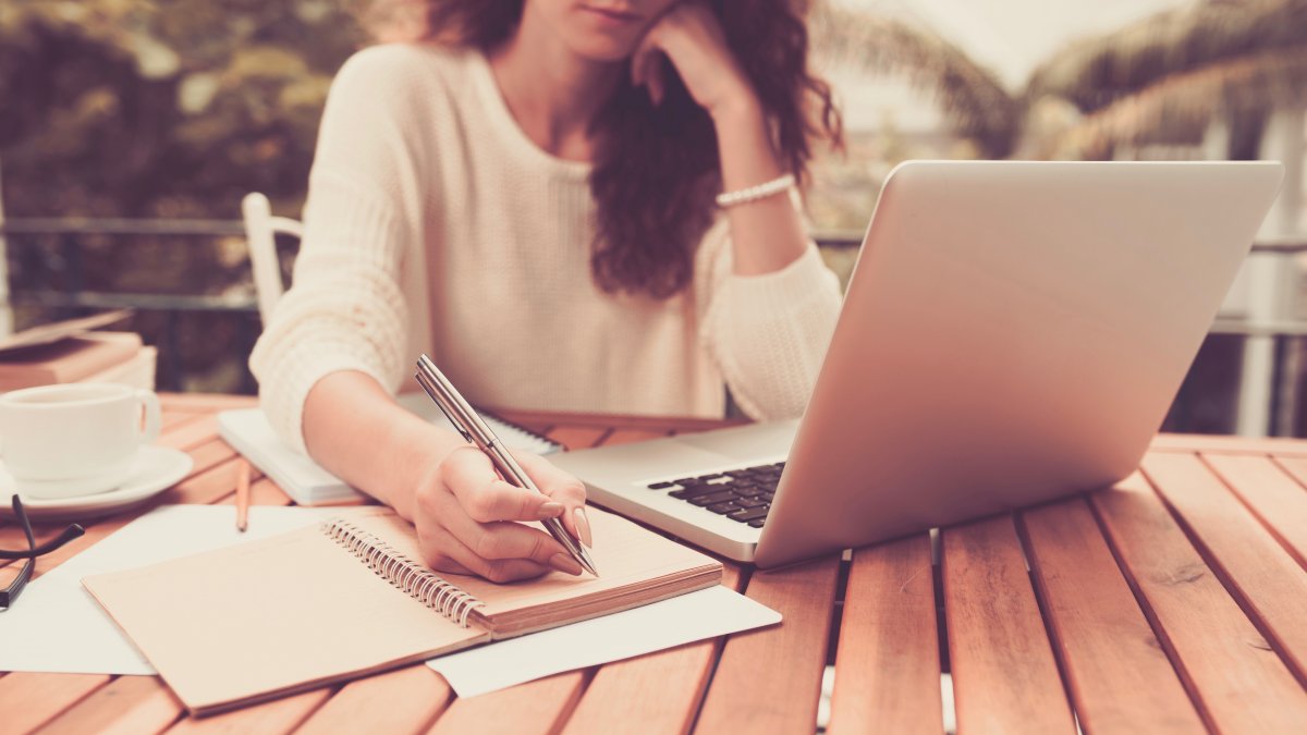 Писатель за работой девушка