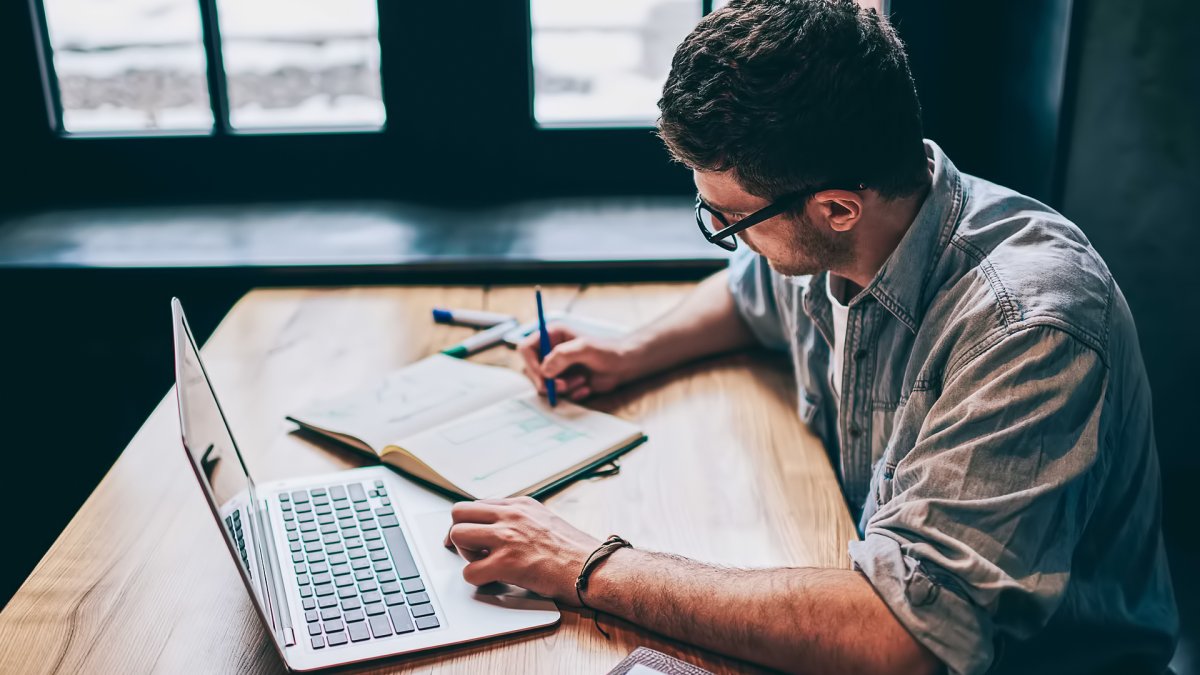 Человек за письменным столом