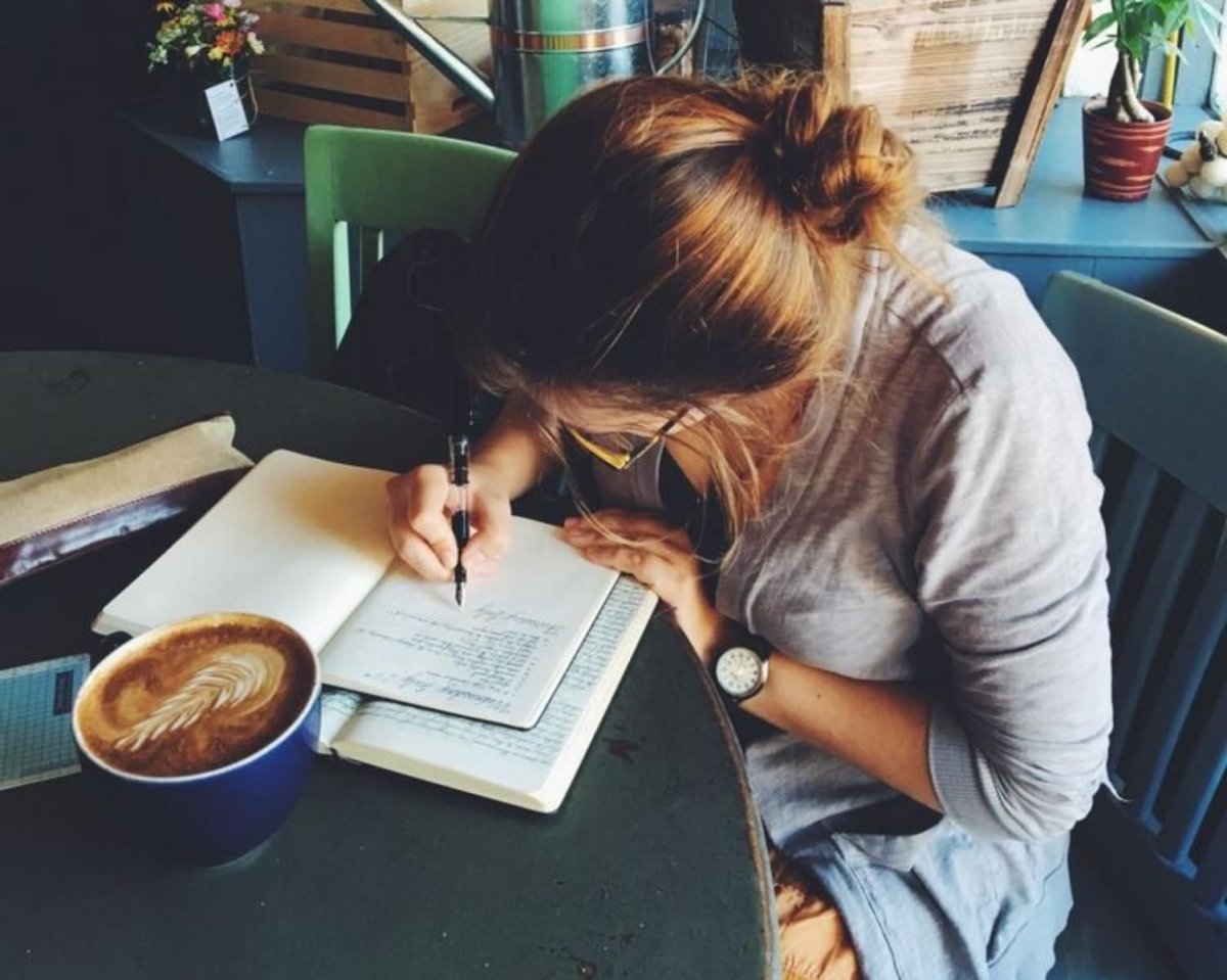 Писатель с пером в руке