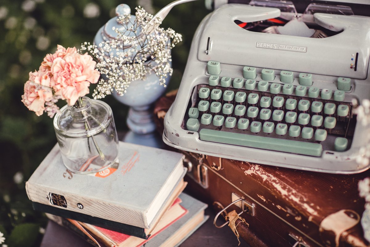 Книга и перо в руке фото