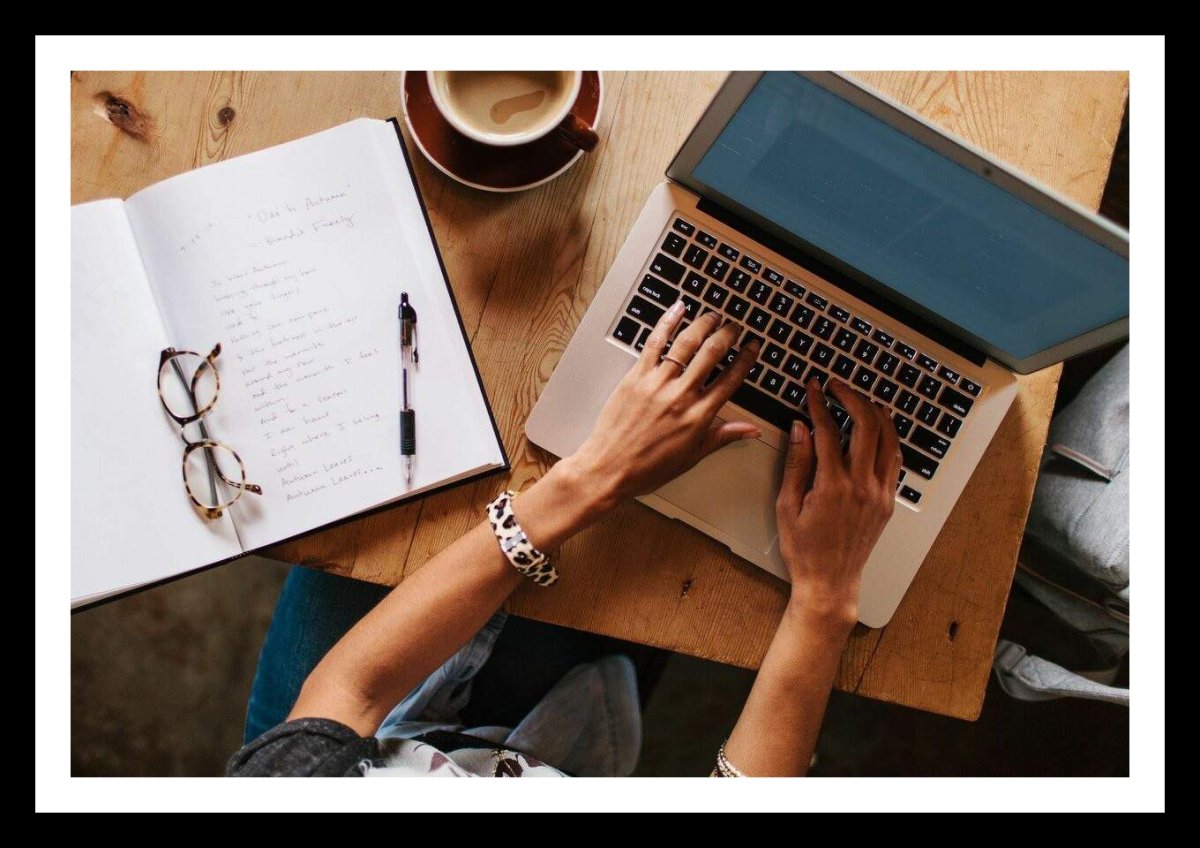 Человек с блокнотом в руках