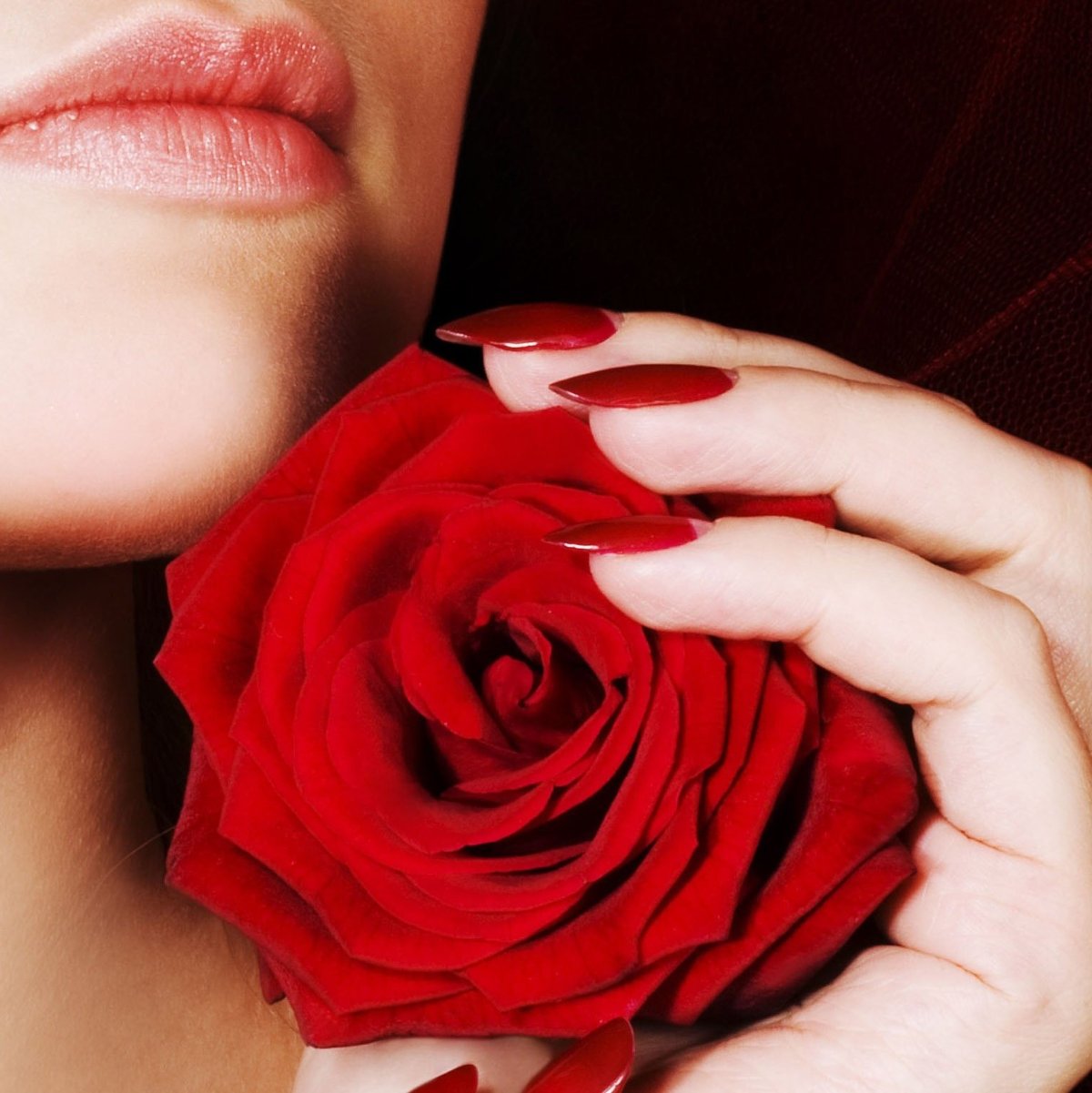 Девушка с красными розами