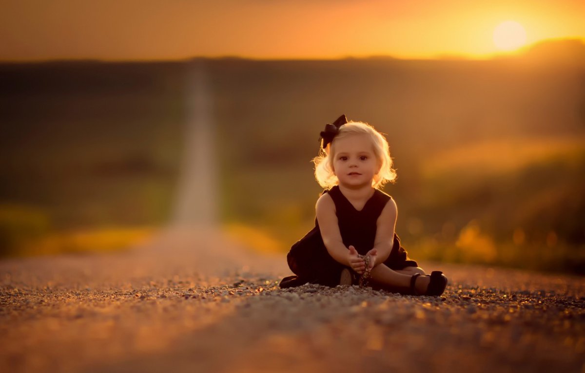 Маленькая девочка на дороге