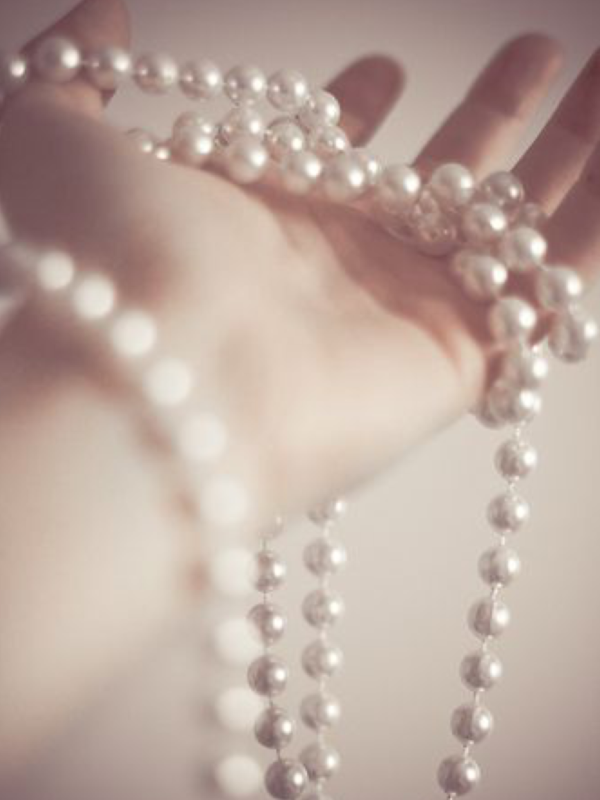 Девушка с бусами