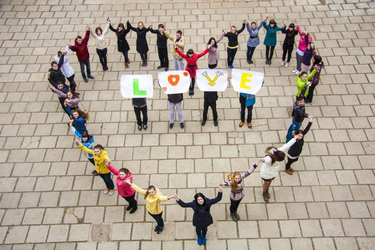 Много людей танцуют