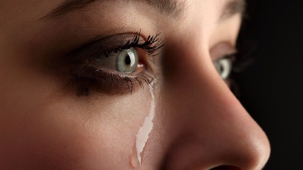 Слеза на щеке