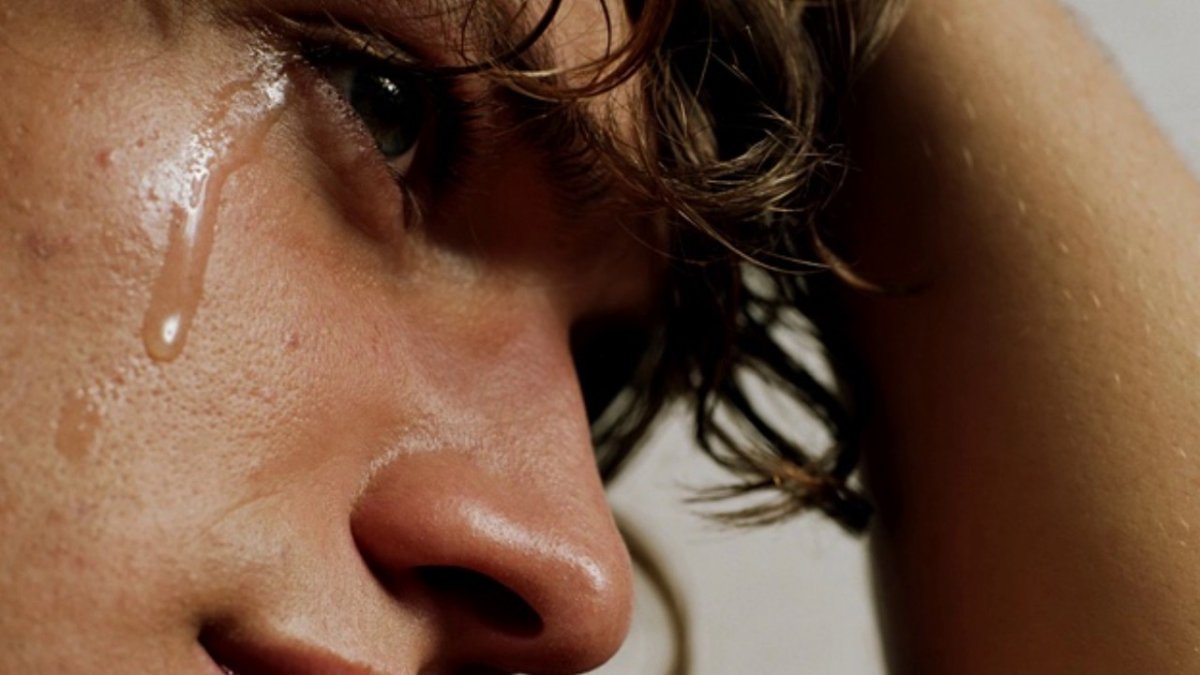 Парень плачет