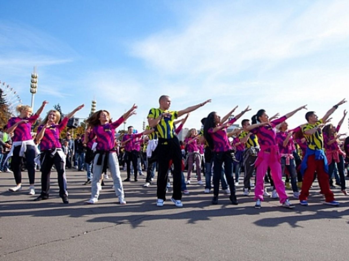 Люди танцуют на улице