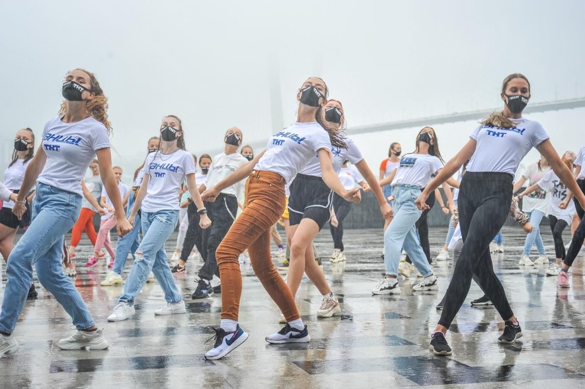 Толпа людей на празднике