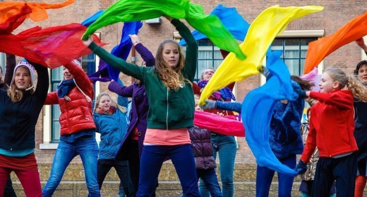 Танцующие люди