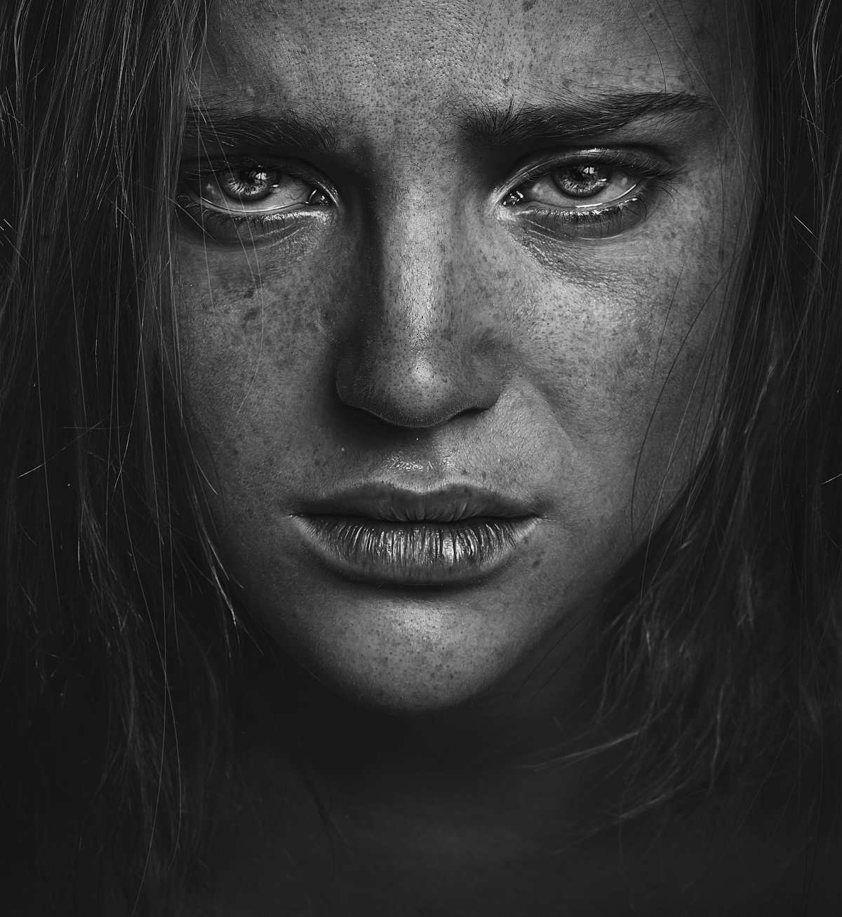 Девушка плачет