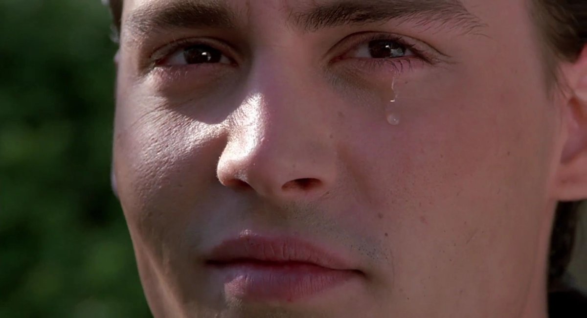 Слеза на щеке девушки