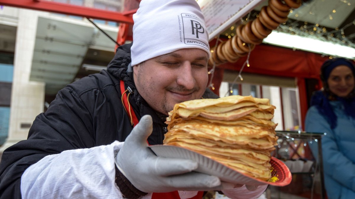 Кот с блинами