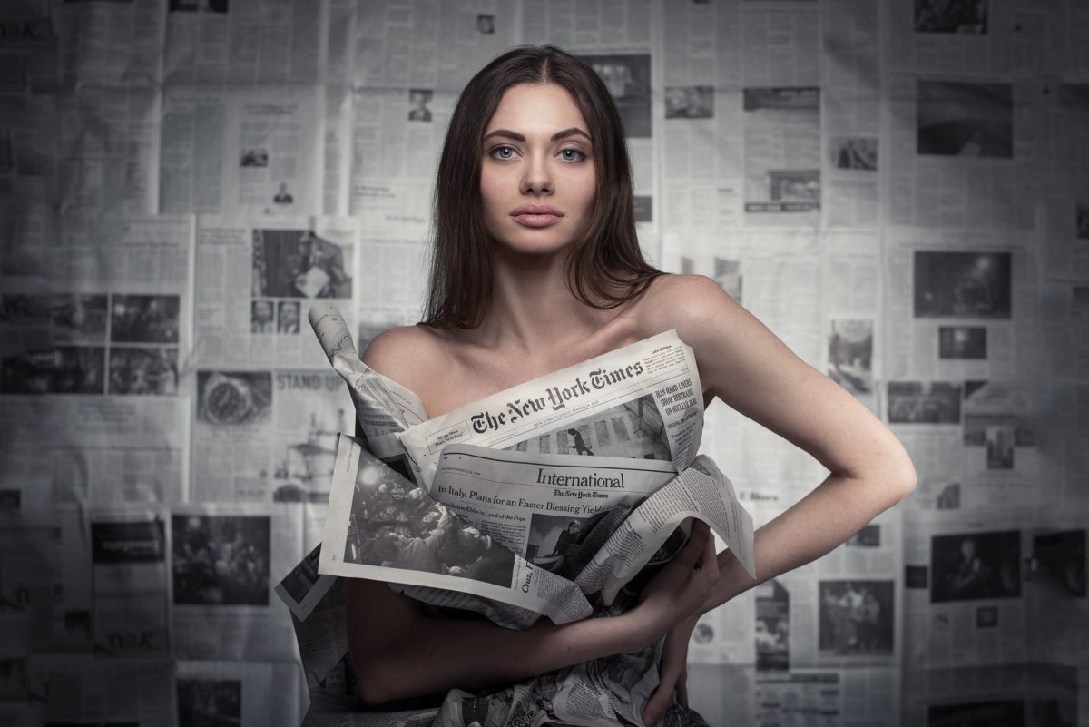 Фотосессия девушки с газетой