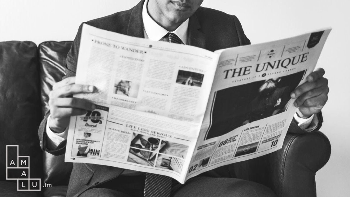 Человек читает газету