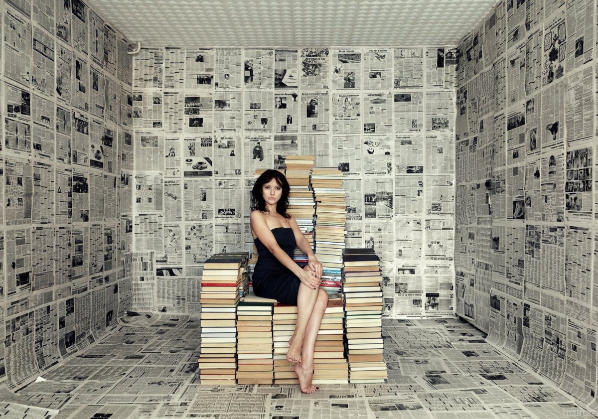 Комната обклеенная газетами