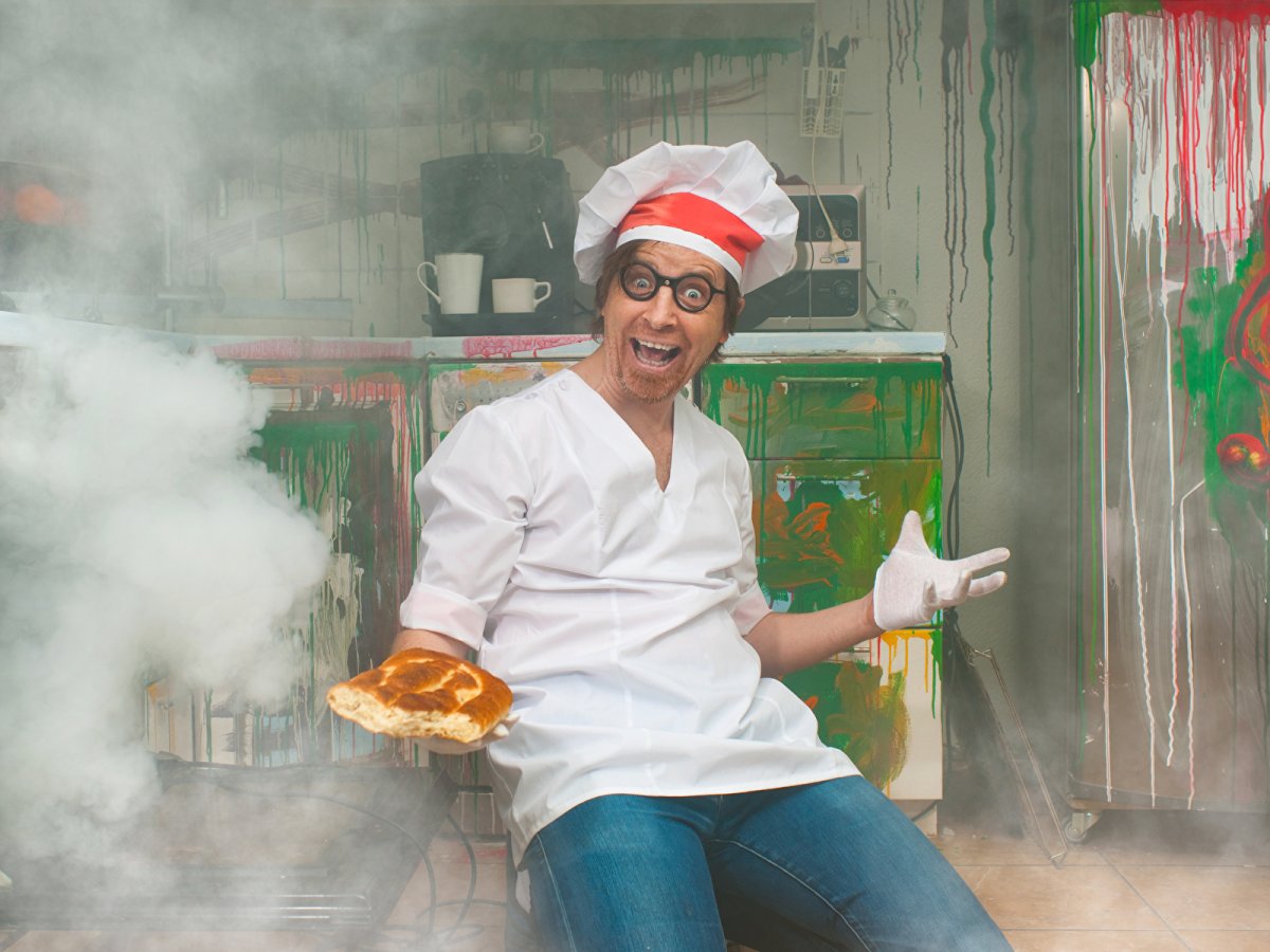 Повар с поднятыми руками