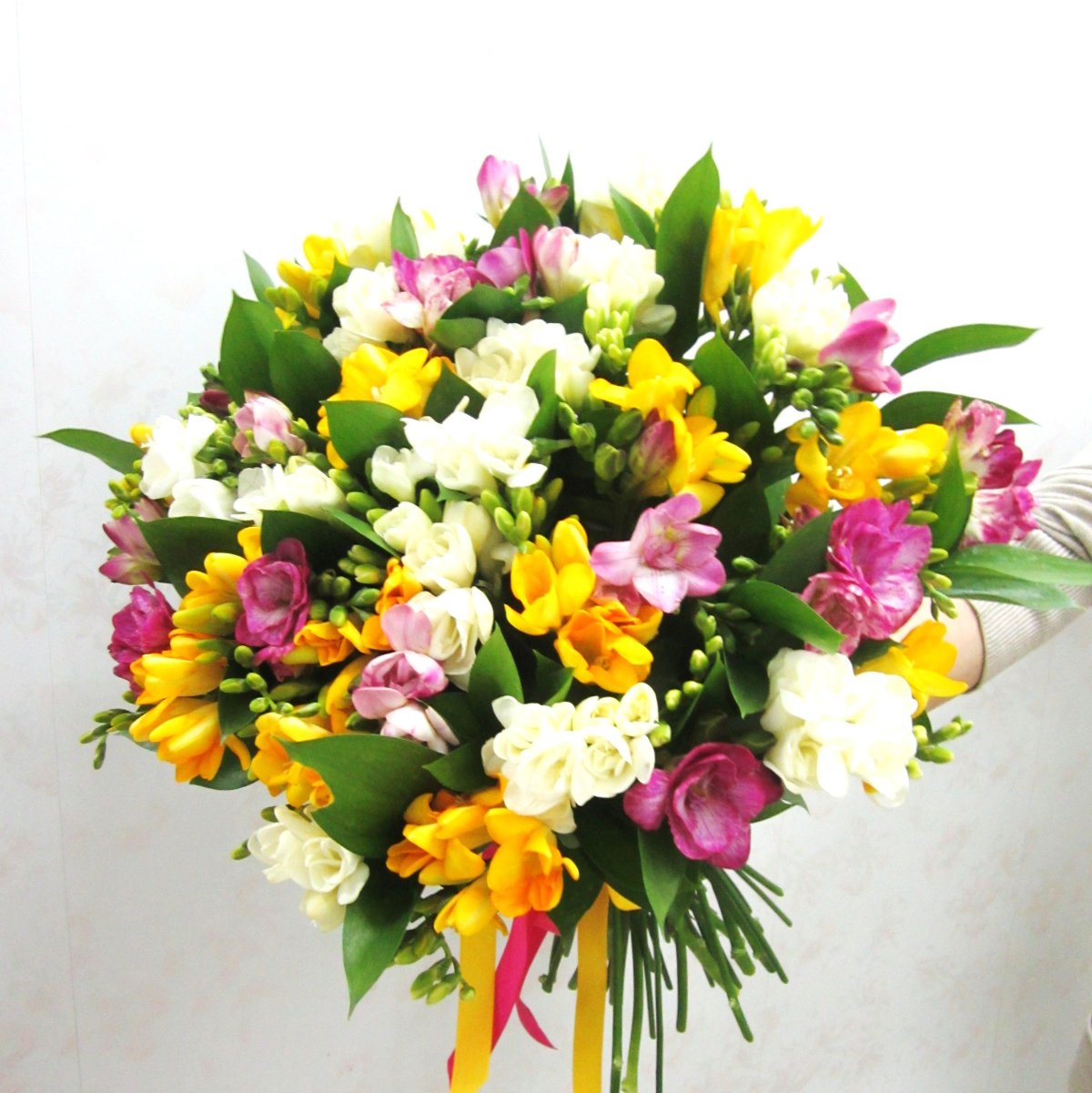 Фрезии разноцветные букет