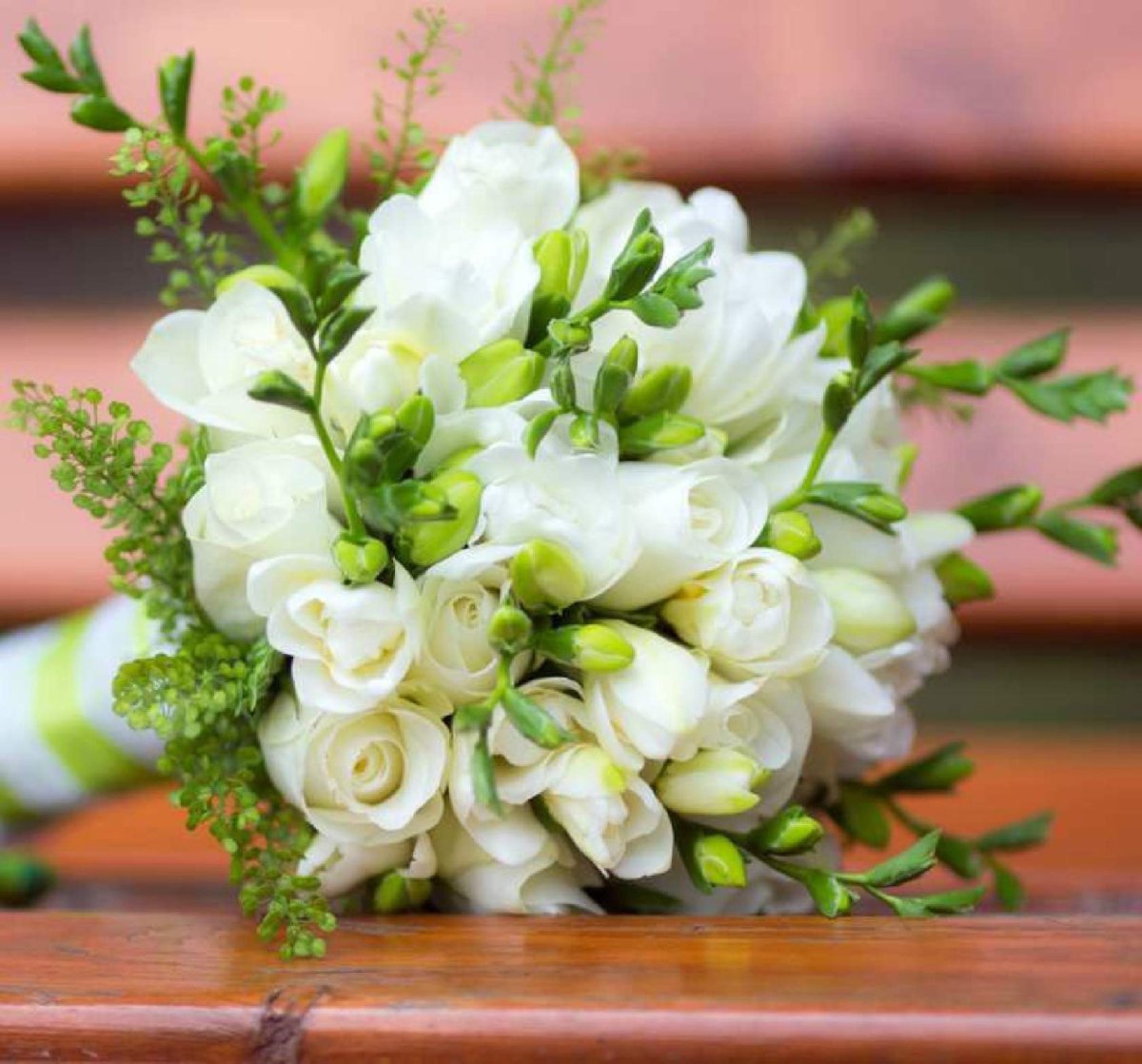 Фрезии и эустома букет невесты