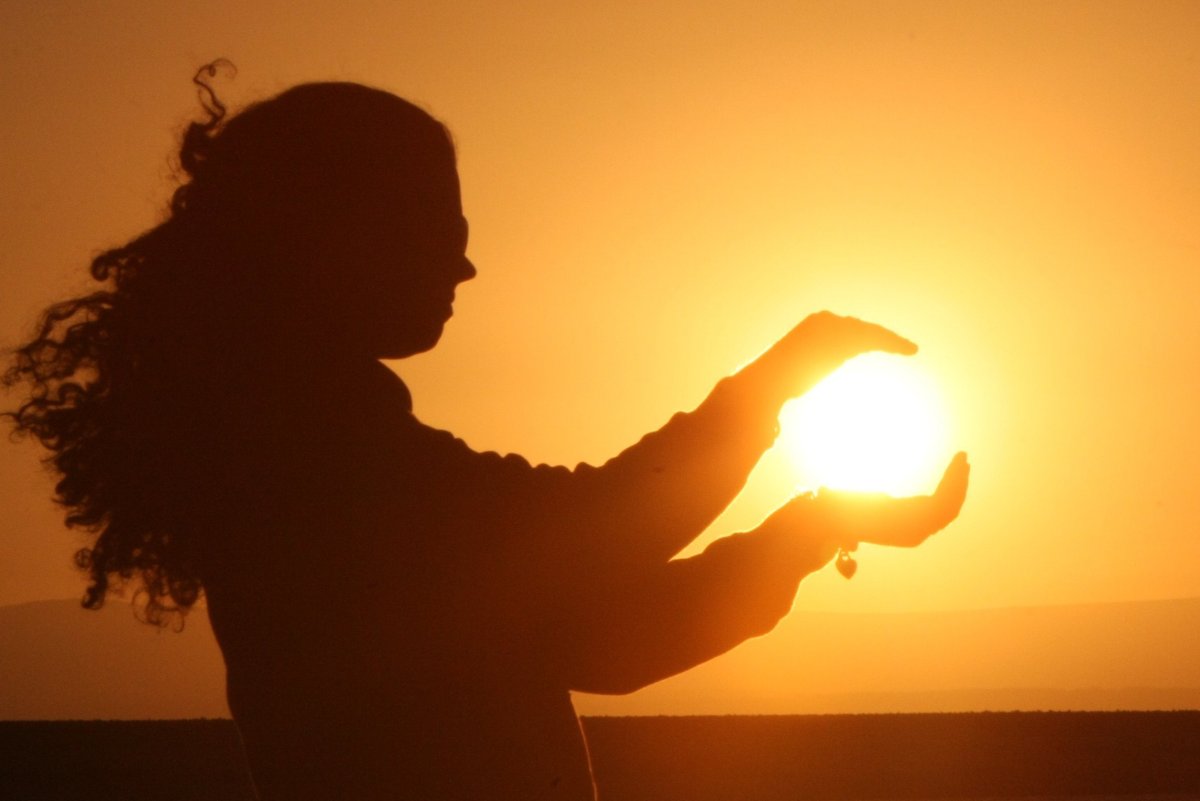 Лучик солнца на руках ребенка