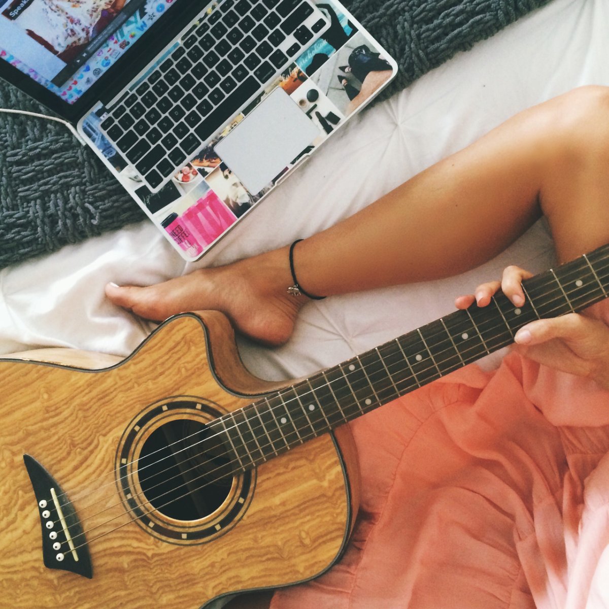 Девушка с гитарой Эстетика