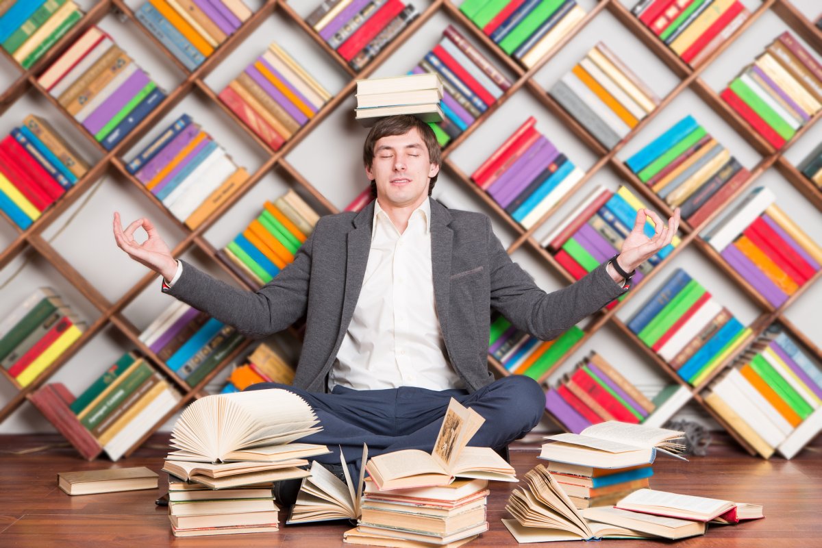 Библиотекарь в библиотеке