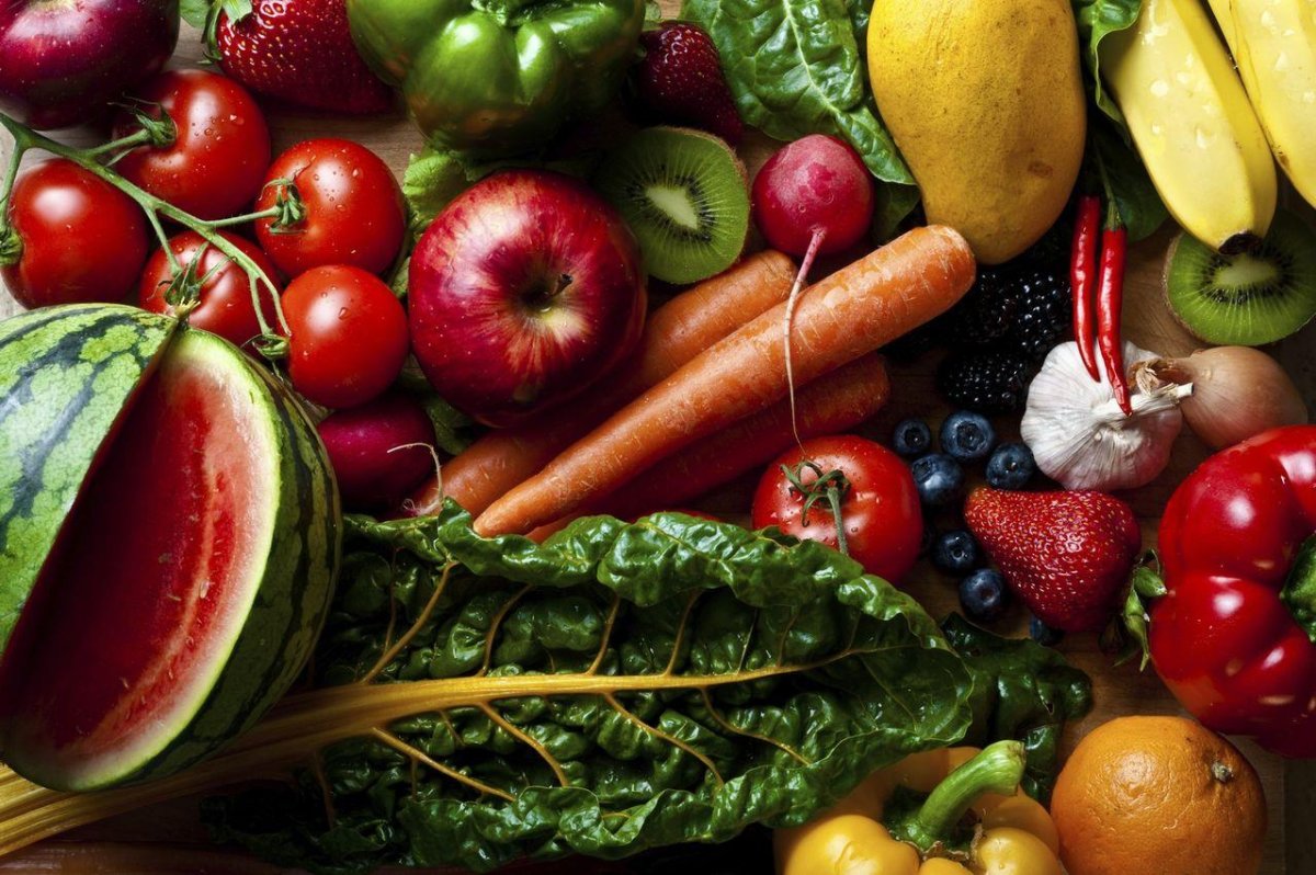 Овощи фрукты красный фон