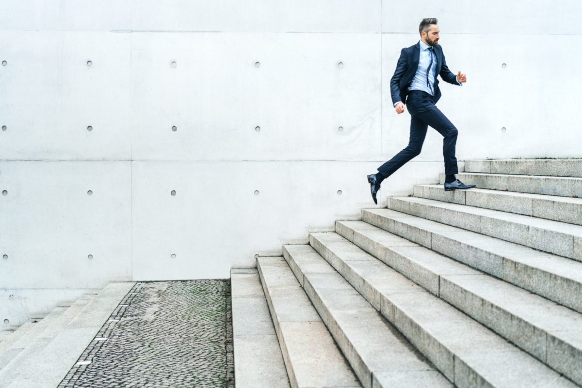 Девушка спускается по ступенькам