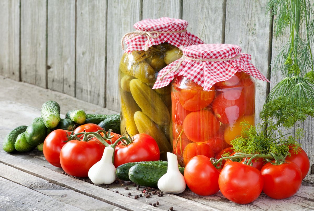 Огурцы и помидоры