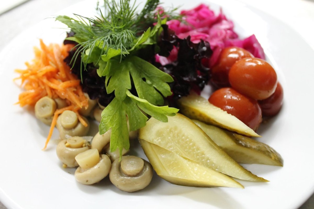 Тарелка с соленьями