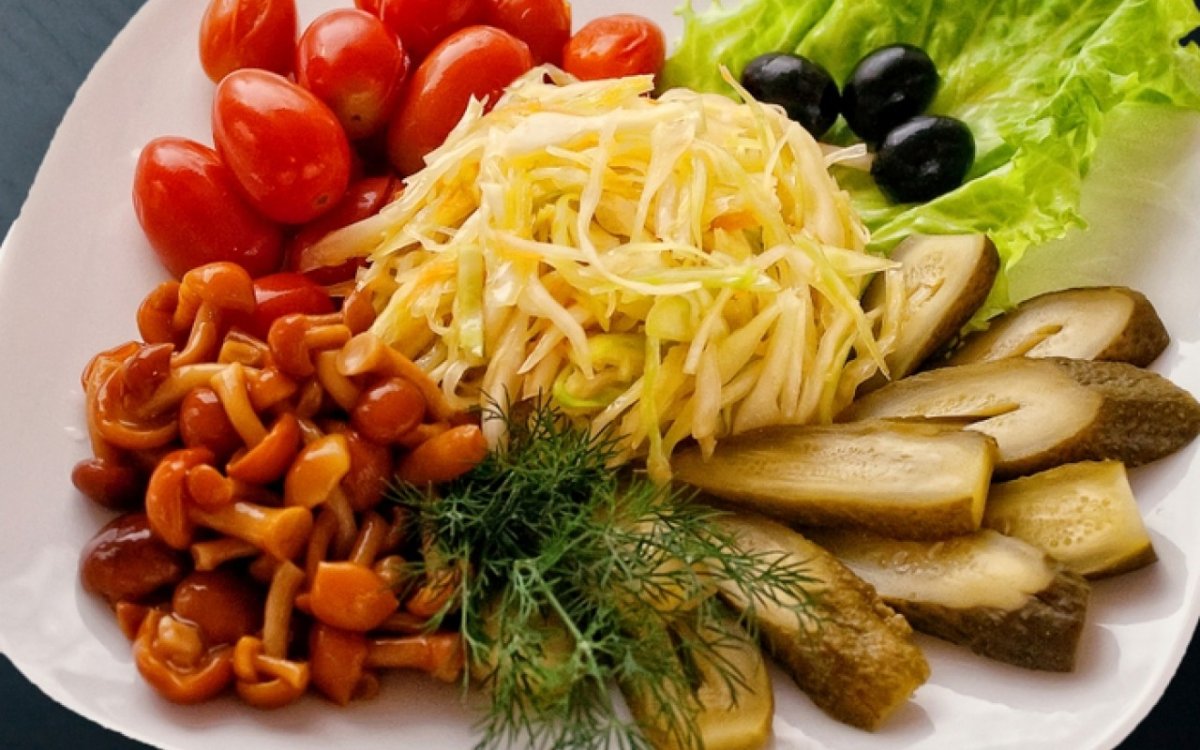 Тарелка с соленьями