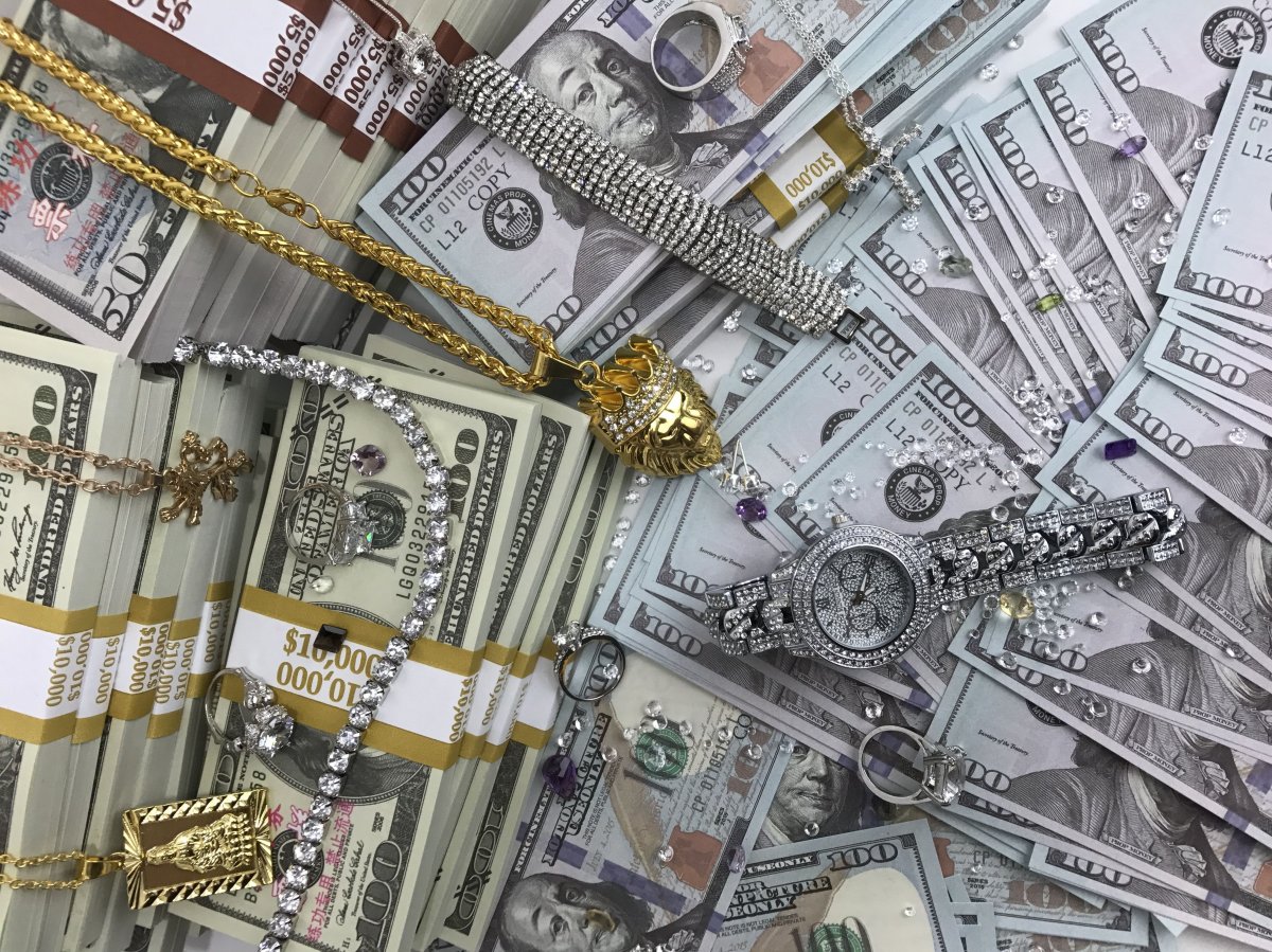 Деньги на бежевом фоне