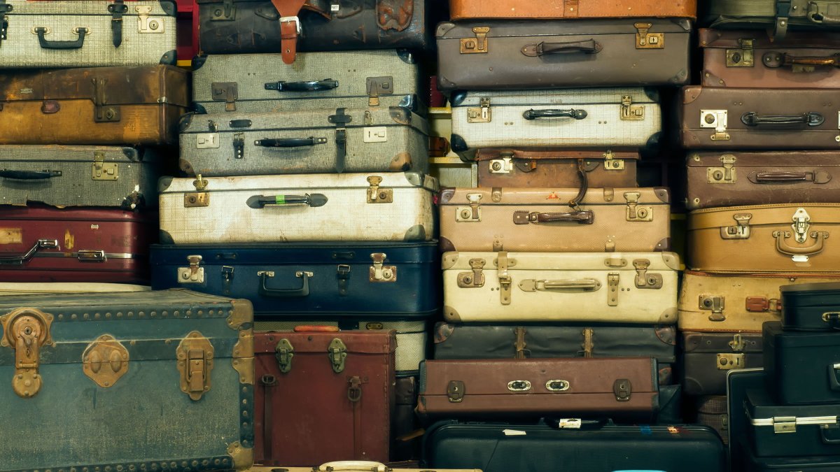 Открытым старый чемодан