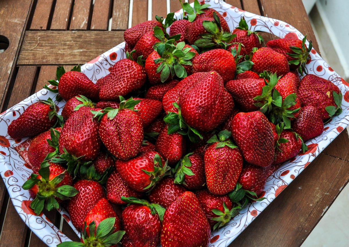 Клубника на деревянном столе