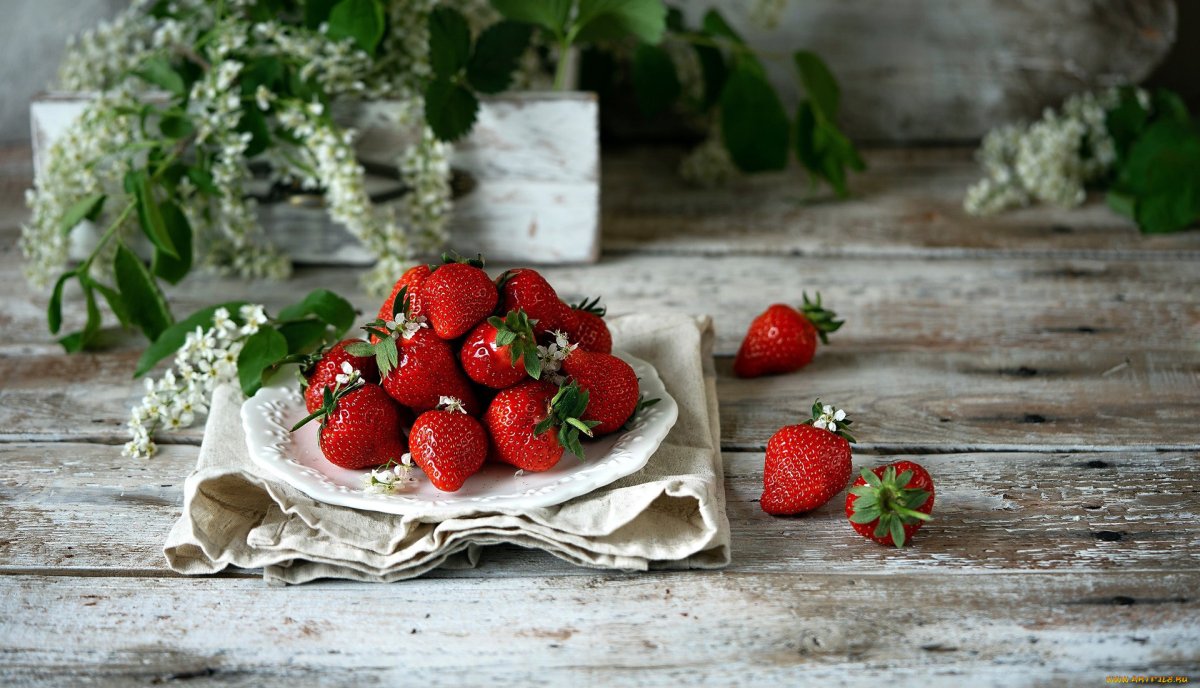 Клубника в тарелке