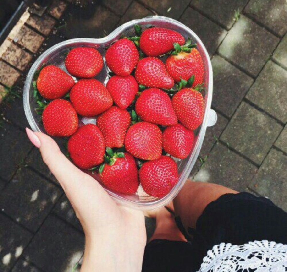 Девушка с клубникой Эстетика