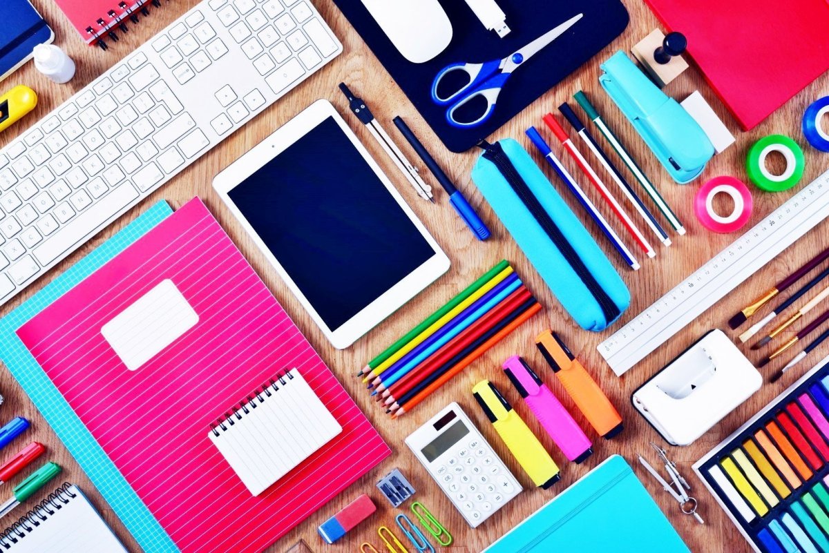 Школьные принадлежности на столе