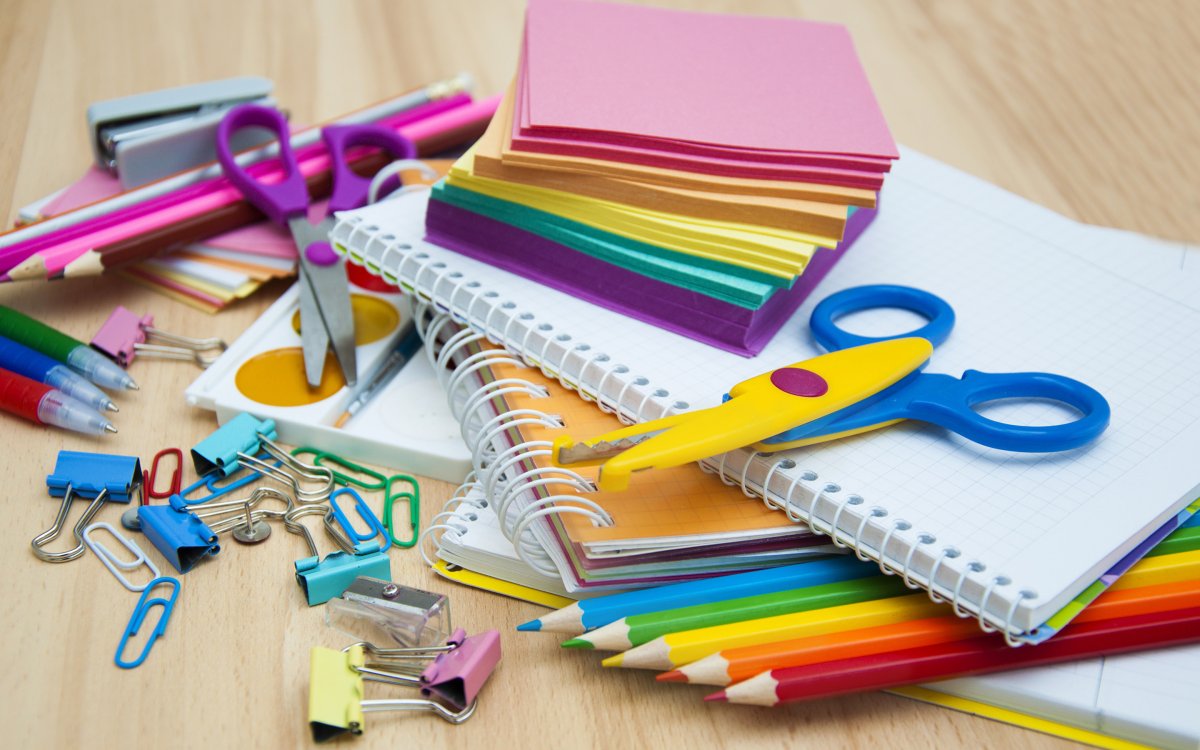 Канцелярия на столе