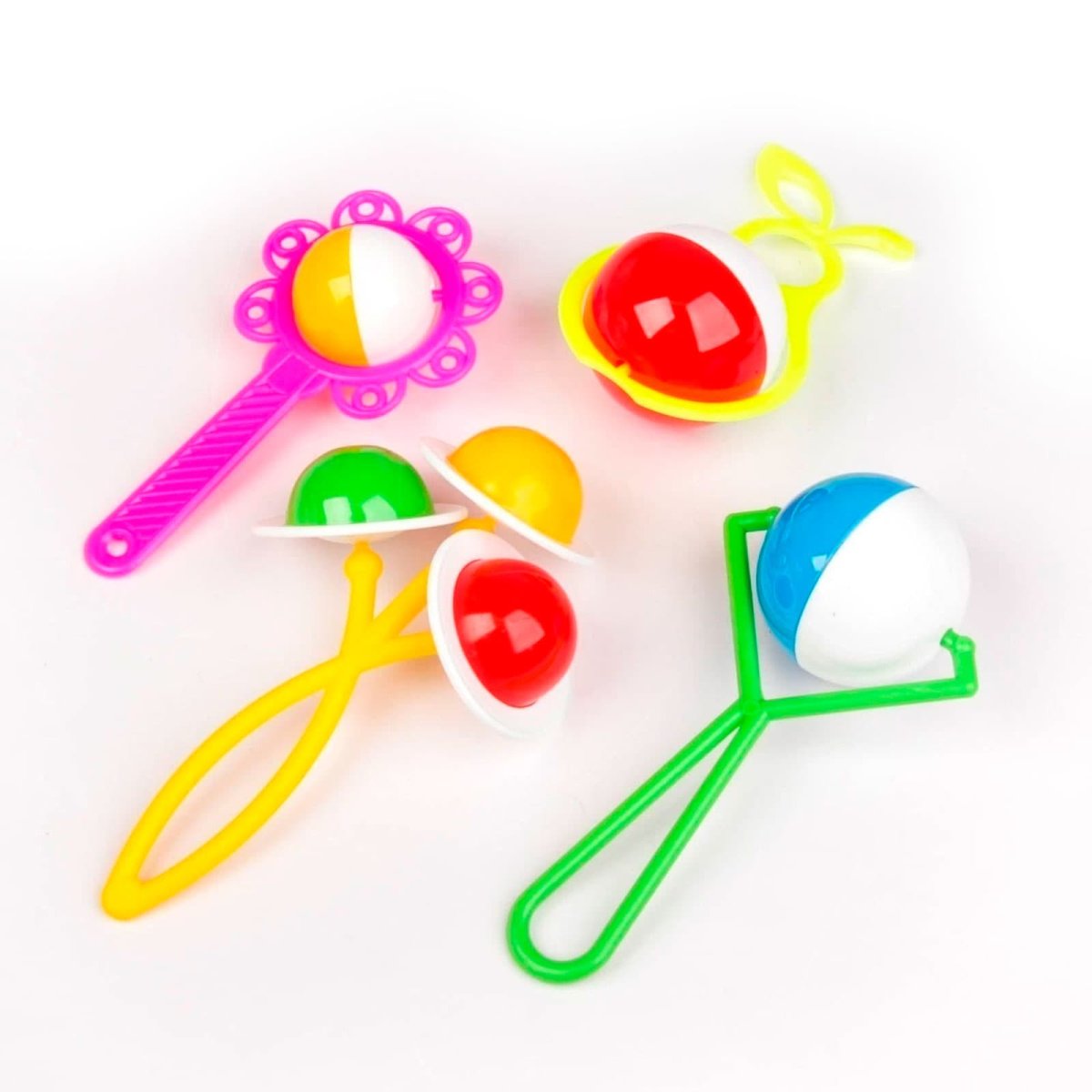 Дети с погремушками в детском саду