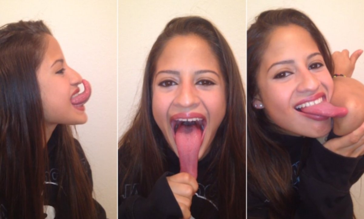 Девушки с вытянутым языком