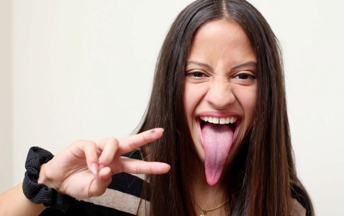 Девушка с высунутым языком