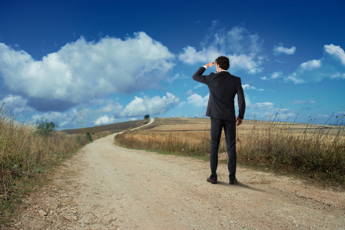 Человек всматривается вдаль