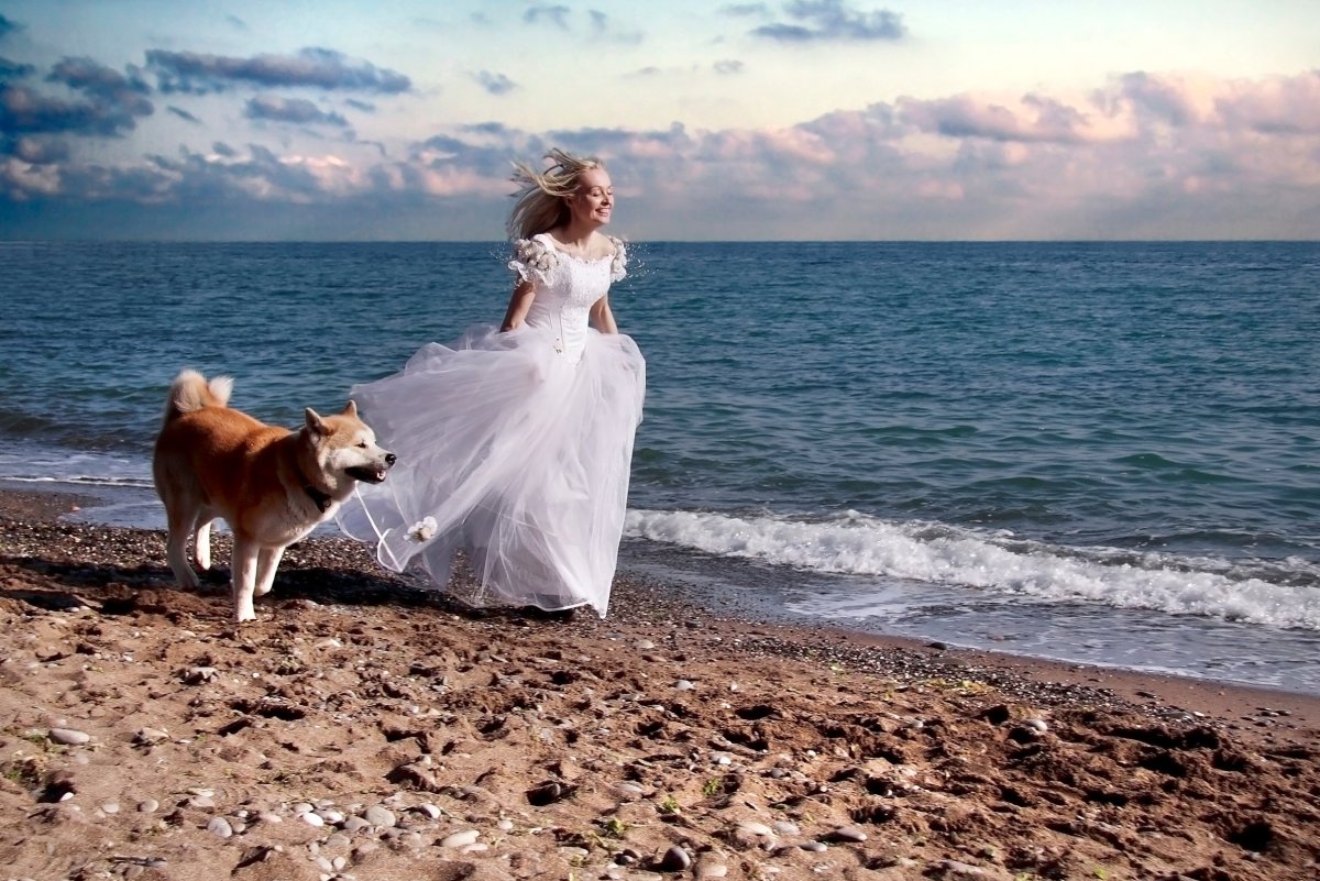 Девушка с собакой на море
