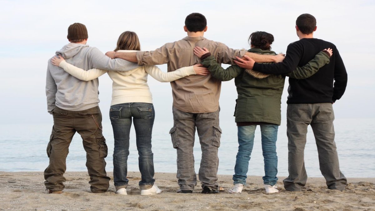 Люди помогают друг другу